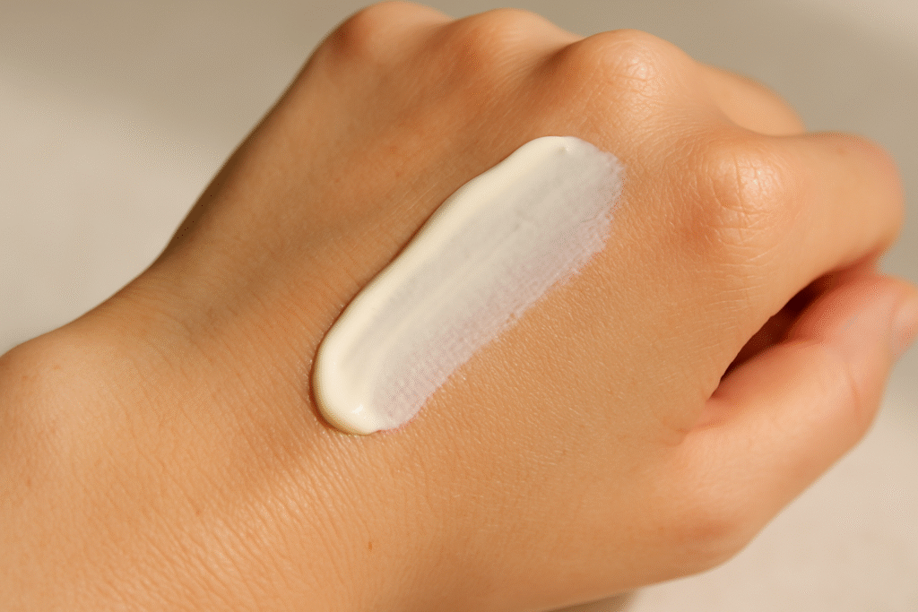 texture légère de crème solaire coréenne testée sur peau sensible, sans effet blanc
