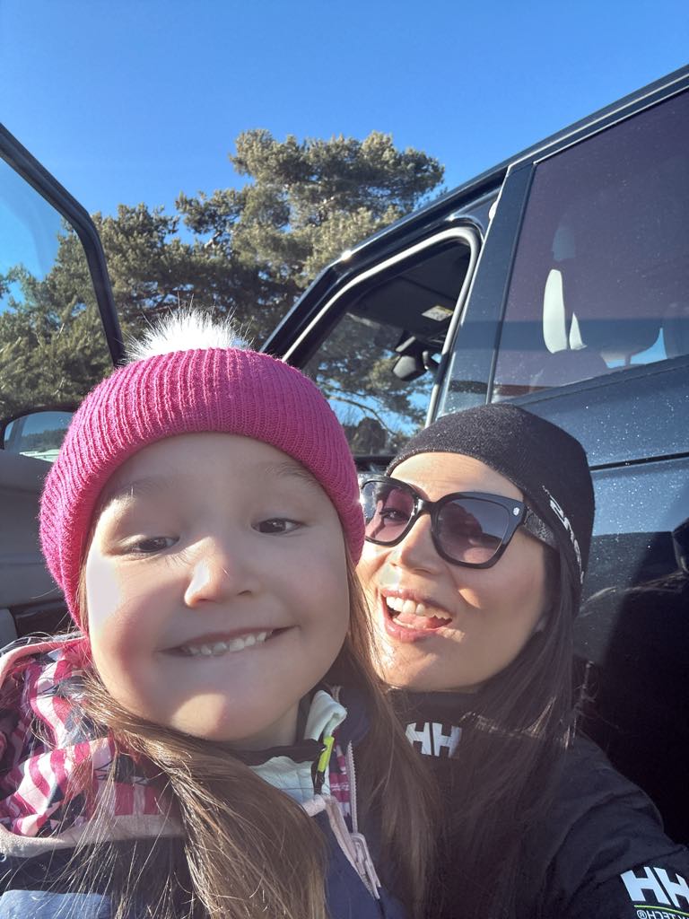 Mère et fille souriantes en tenue de ski, prenant un selfie en plein soleil — témoignage sur l’eczéma du visage et routine coréenne réparatrice