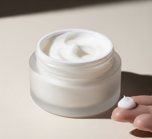 Crème barrière apaisante pour peau sensible dans un pot givré, texture douce et hydratante