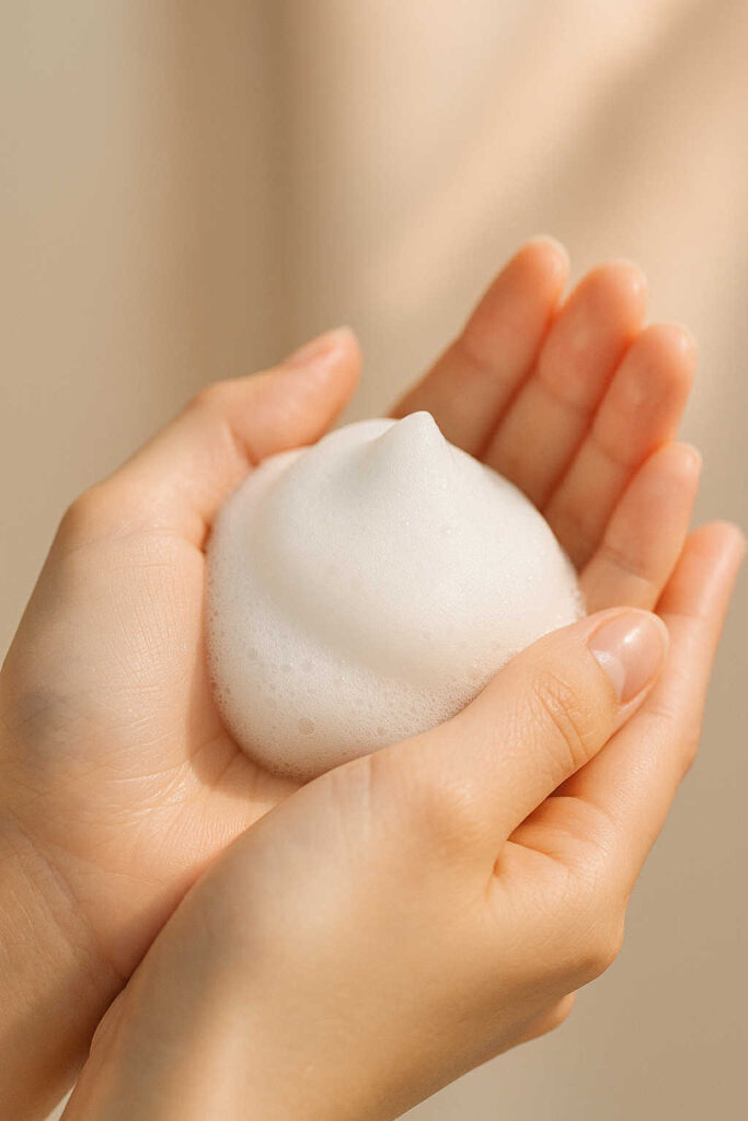 nettoyant doux en mousse coréen peau sensible été avec mousse onctueuse dans les mains, idéal pour routine K-Beauty

