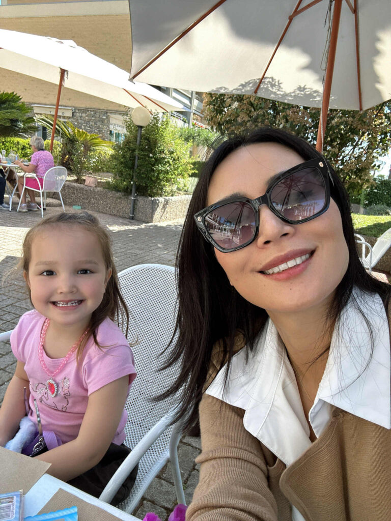 Mère et fille profitant d’une matinée ensoleillée à Cannes, symbole d’une beauté simple et naturelle.