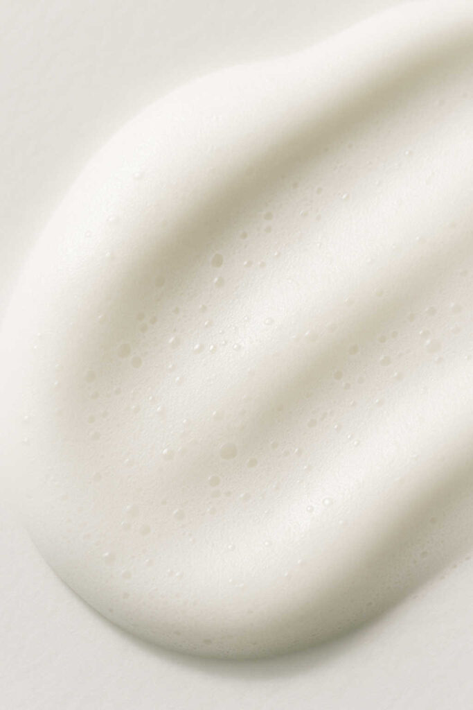 Texture mousse fine et soyeuse du nettoyant doux Round Lab au thé vert, mettant en valeur la douceur et la légèreté du produit.
