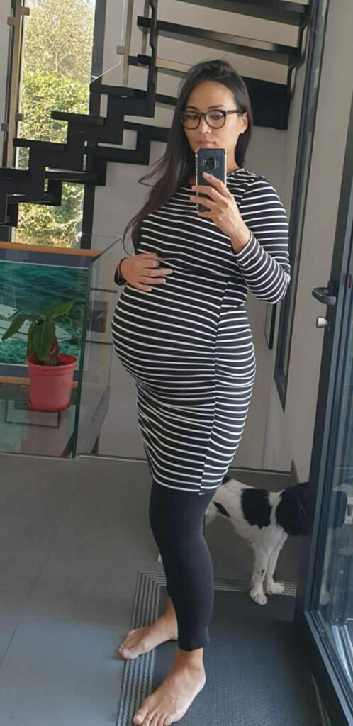 K-beauty grossesse : selfie d’une future maman, souvenir tendre de la maternité.