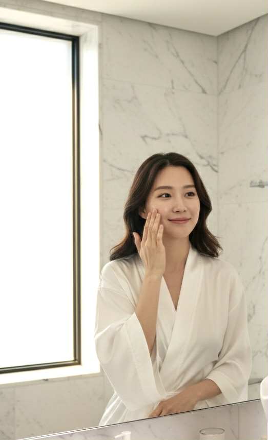 Soin minimaliste coréen One Thing Houttuynia Cordata Extract appliqué sur la peau, ambiance douce et lumineuse.