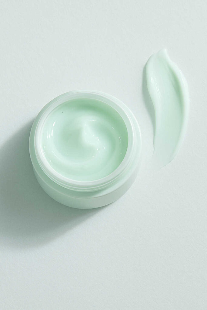 Gel-crème apaisant Dr.G Red Blemish, texture fraîche vert pâle conçue pour hydrater et réduire les rougeurs causées par le froid.